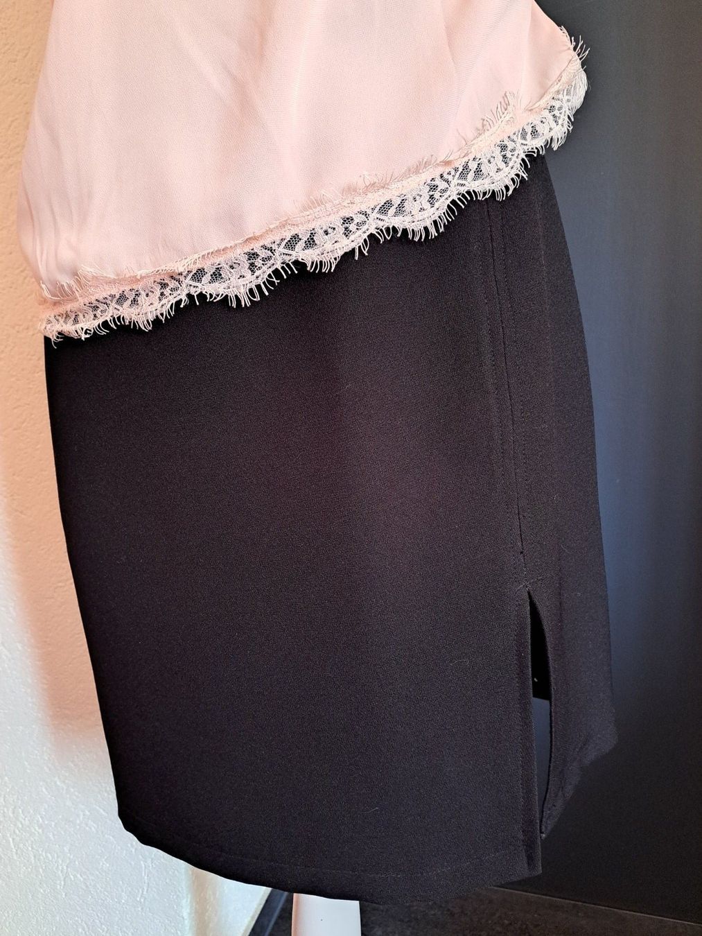 Röcke: Jupe noire et nuisette rose – Gebraucht aus Courrendlin von Aheinza 1