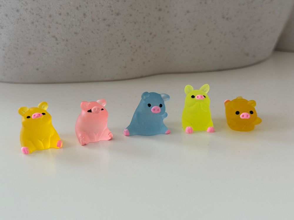 Leuchtende Schweinchen Deko - 36 Stück Harz Figuren