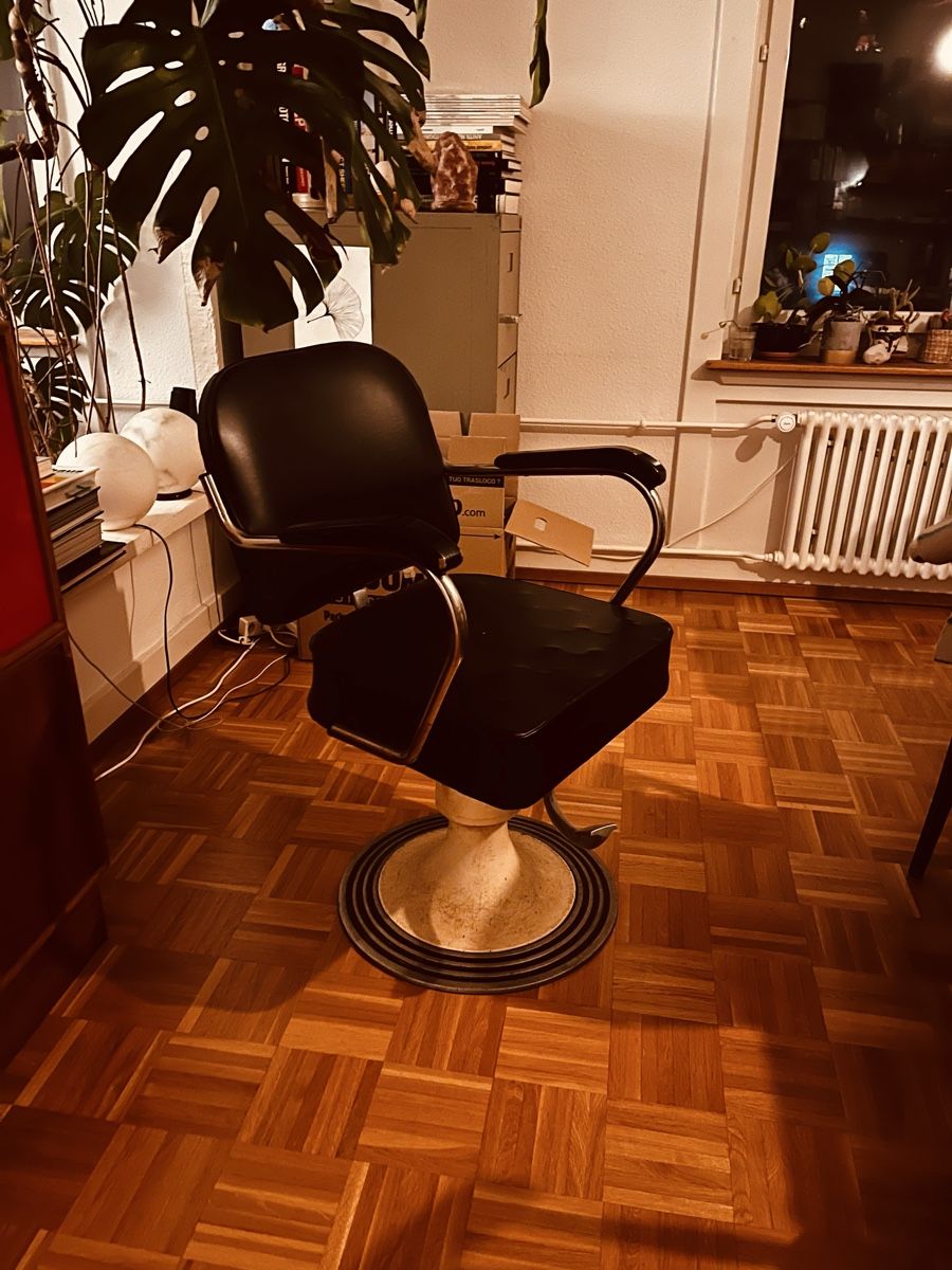 Poltrone: Vintage Friseurstuhl – Usato da Zürich venduto da andrejkrajnc