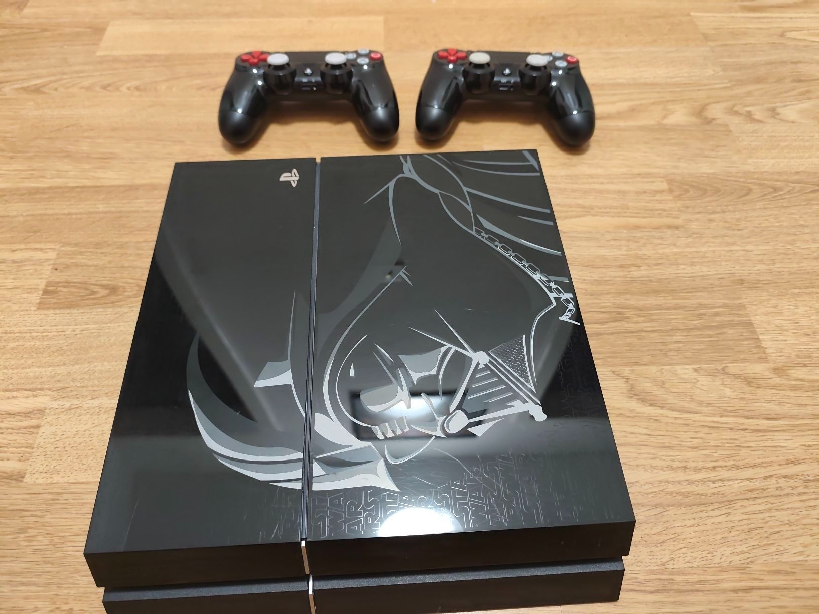 Sony Console: Sony PS4 1TB Star Wars Darth Vader + 2 Controller – Usato da Bern venduto da mejito 1