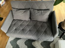 Klappsofa grau gesteppt mit Kissen