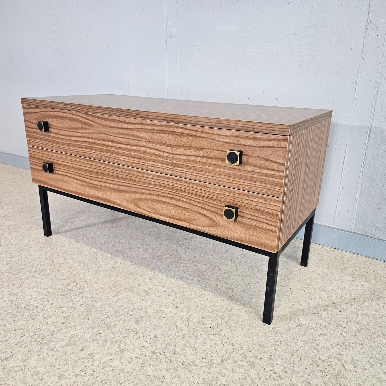 Cassettiere: Vintage 1970 Sideboard Holzoptik Kommode 2 Schubladen – Usato da Nottwil venduto da Wondewa-Shop 1
