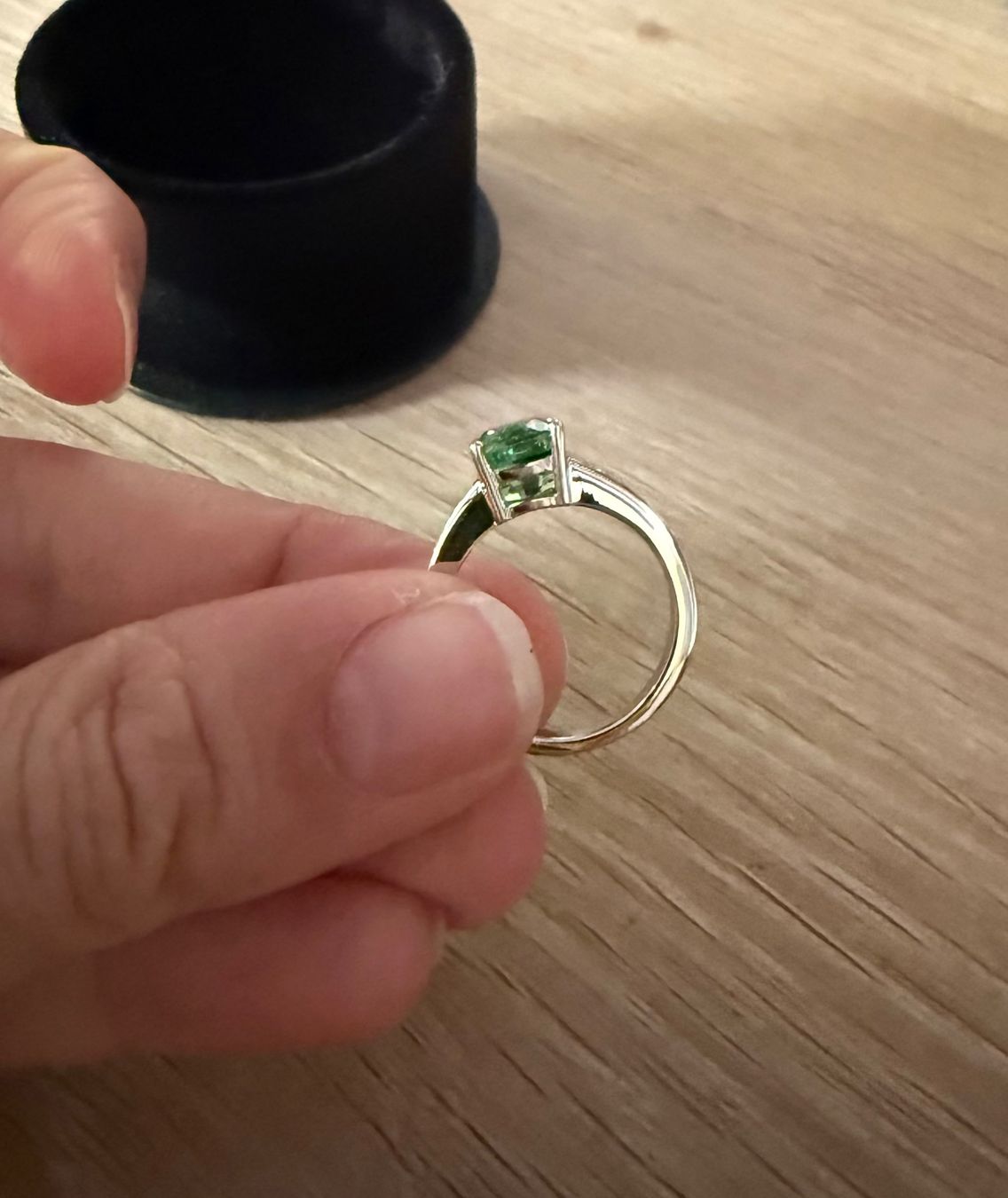 Anelli: Tourmaline verte et diamants, or blanc – Nuovo e nell'imballaggio originale da Montreux venduto da hev_mv5m 2