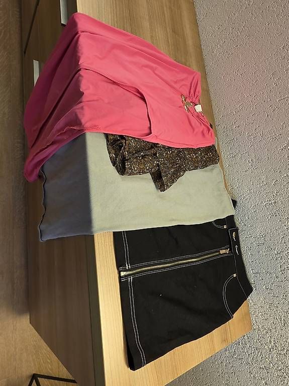 Lotti di vestiti: Kleiderpaket Shorts&Jupe – Usato da Lengnau AG venduto da Golf_2 1