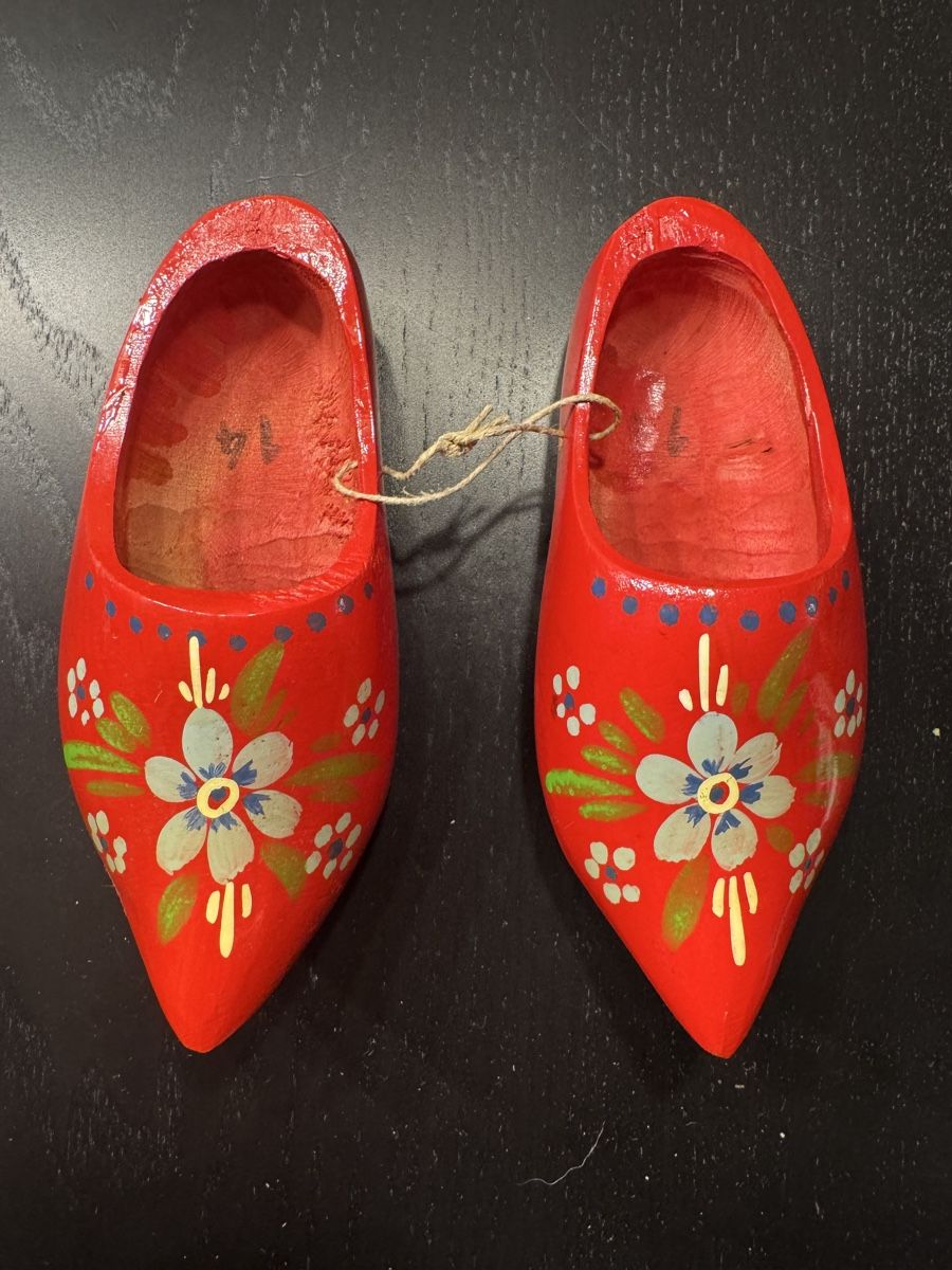 Alle Dekorationen: Rote Holzschuhe mit Blumenmuster – Gebraucht aus Erstfeld von Mario_boe0