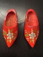 Rote Holzschuhe mit Blumenmuster