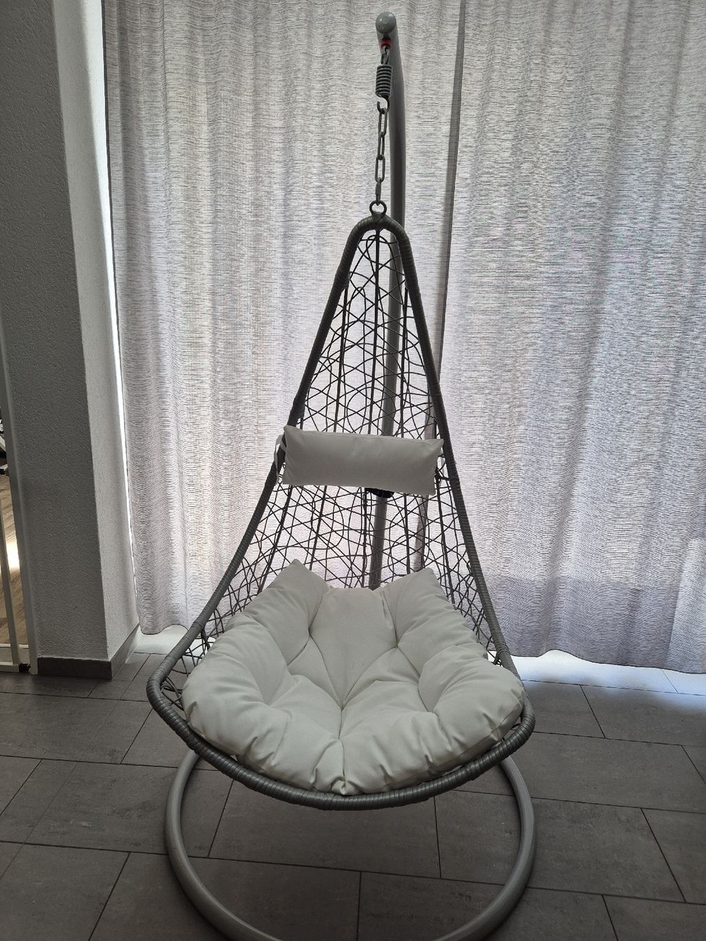 Poltrone pensili da giardino: Hängesessel - Polyrattan - Hellgrau mit weißen Kissen  – Usato da Bertschikon Gossau venduto da Andre675 8