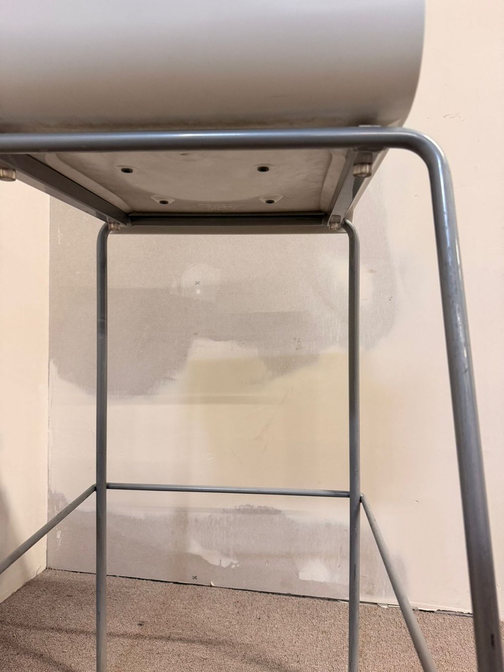 Tabourets: Weisser Barhocker mit Schalensitz und Metallgestell – D'occasion à Rickenbach ZH par Der-Insider 2