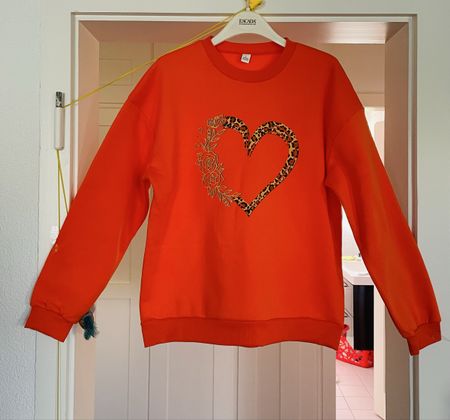 Neue Oranger Sweater mit Herz Grösse L