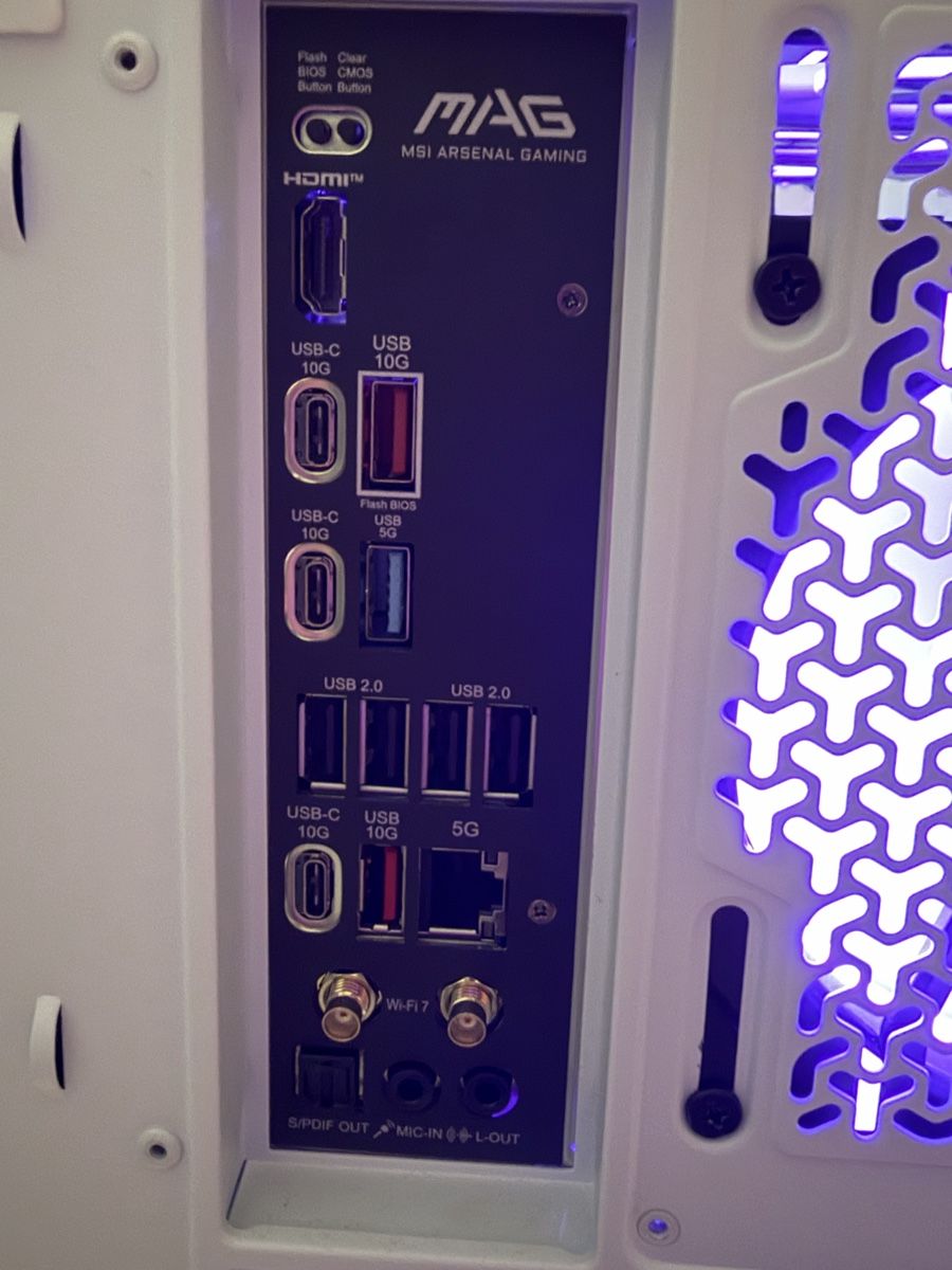 Amd PCs: Gaming PC AMD 7 9800X3D – Neu (gemäss Beschreibung) aus Schaffhausen von Targus901 4