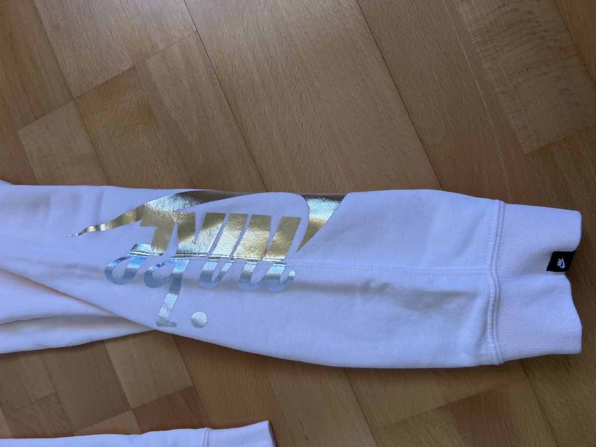 Nike Pantaloni: Nike Jogginghose/Trainerhose Damen – Usato da Oberengstringen venduto da pri_c8jk 1