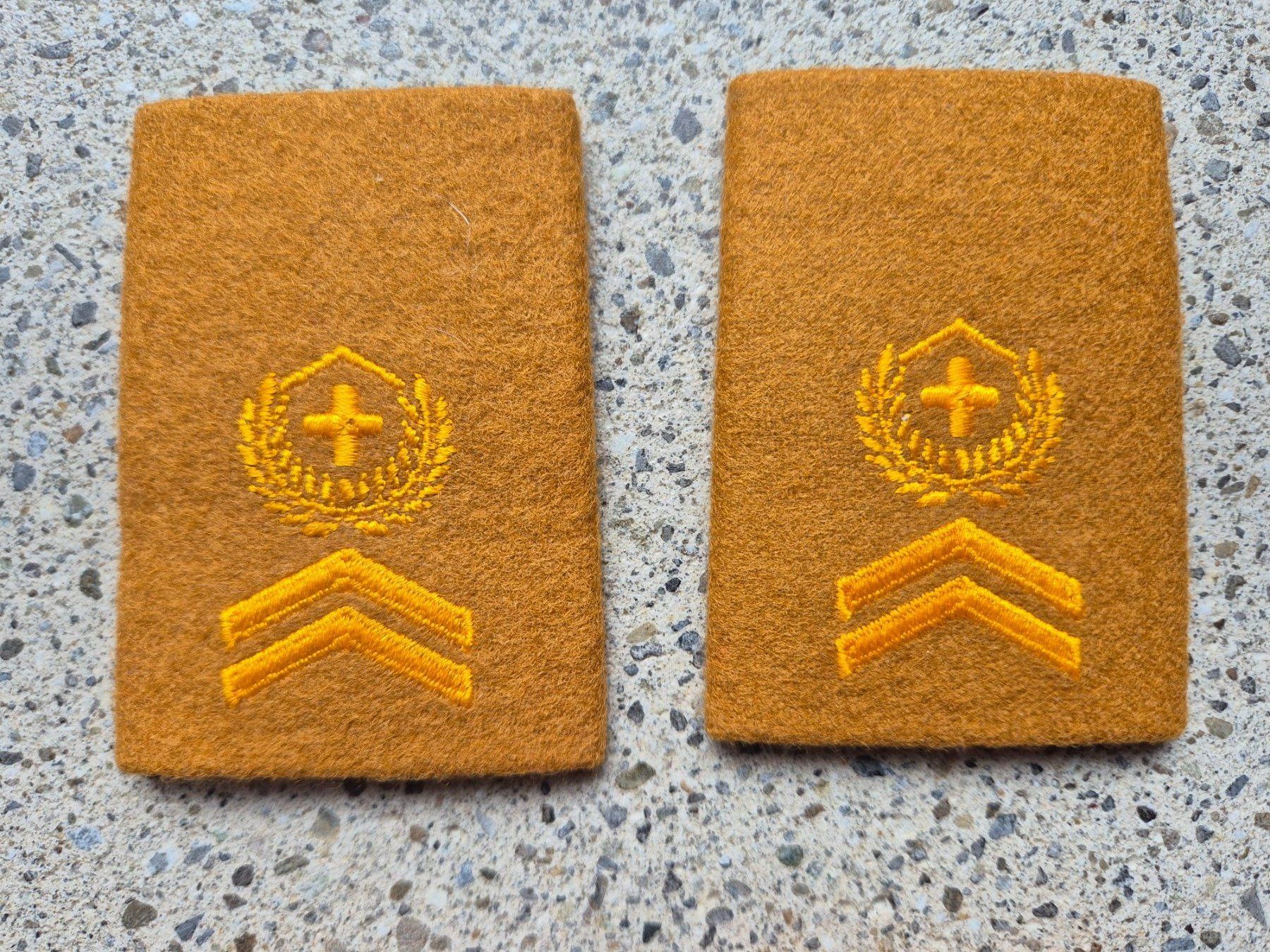 Schweizer Armee Placchette & Badge: Gradabzeichen Patten Set Feldweibel Militärpolizei – Nuovo e nell'imballaggio originale da Riedholz venduto da fr_sIruP