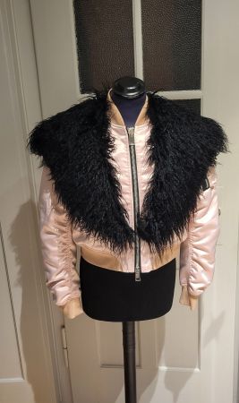 Stylische Bomberjacke mit Kunstfellkragen Grösse S AINEA