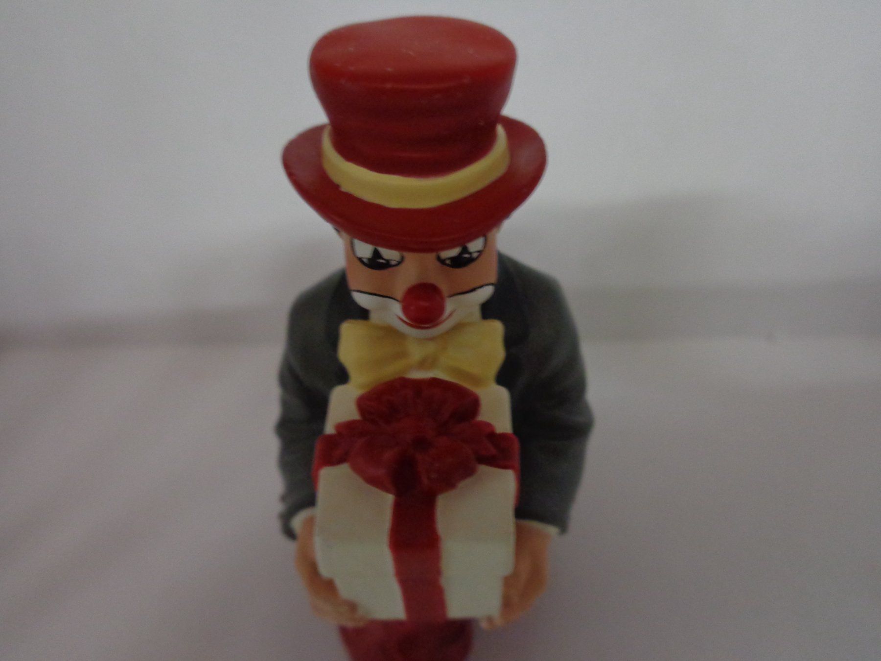 Statuette: Gilde Clown knieend mit Geschenk Hut rot – Nuovo (secondo la descrizione) da Liestal venduto da Gecko16 6