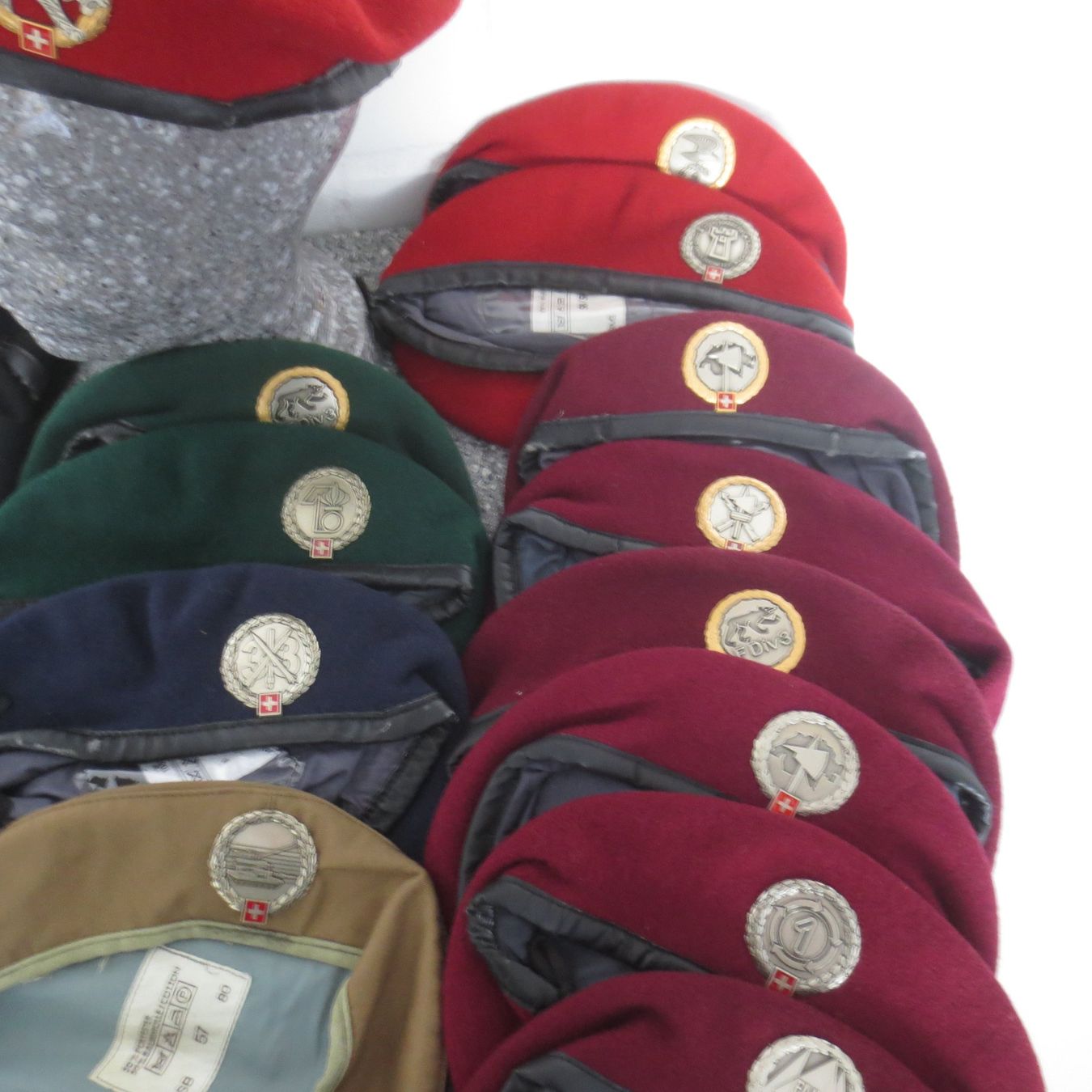 Schweizer Armee Uniformen: Peret Schweizer Armee Konvolut 19Stk. und Diverse – Gebraucht aus Utzenstorf von 3427 1