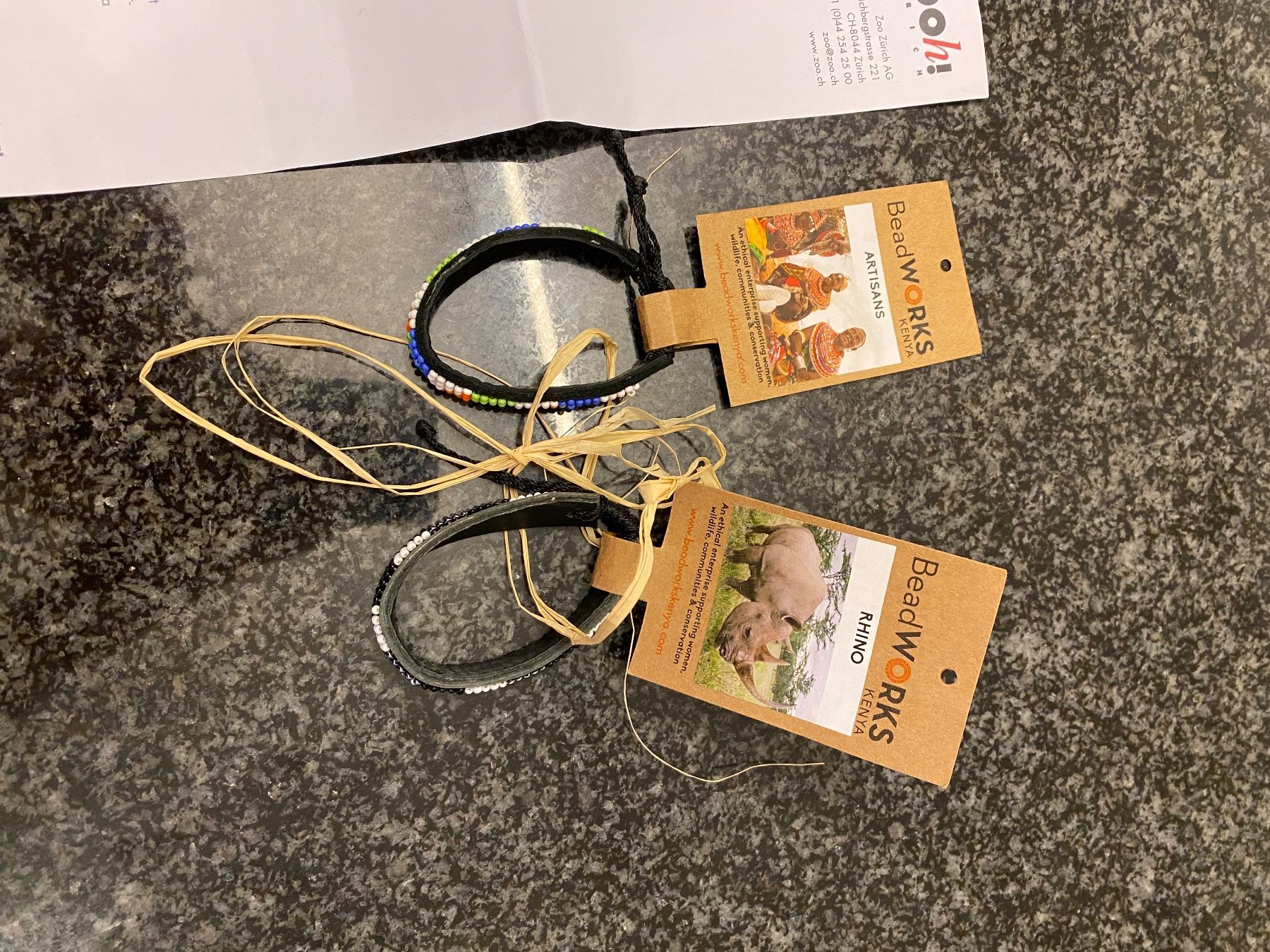 Bracciali & Braccialetti: Set von 2 handgemachte Lederarmbänder aus Kenia – Nuovo e nell'imballaggio originale da Zürich venduto da pat_rx9j