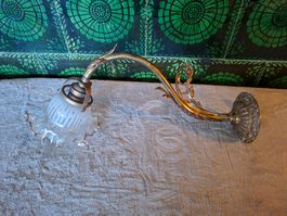 Wunderschöne antike Wandlampe, Glaschirm und Messing um 1920