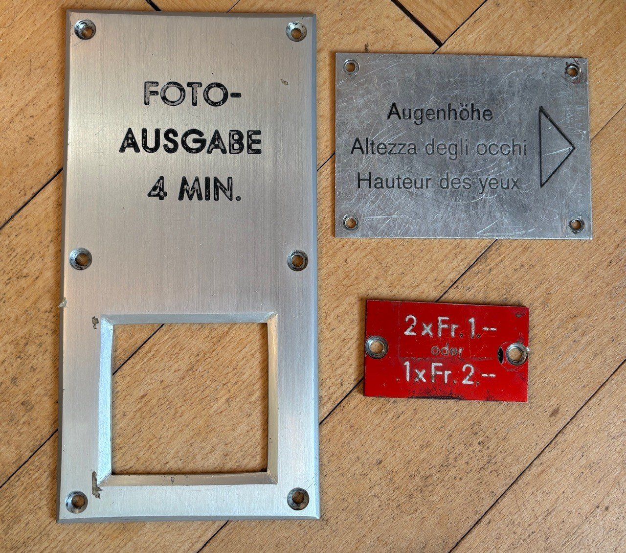 Insegne: Original Teile / Schilder von Photomat – Usato da Gstaad venduto da 2560