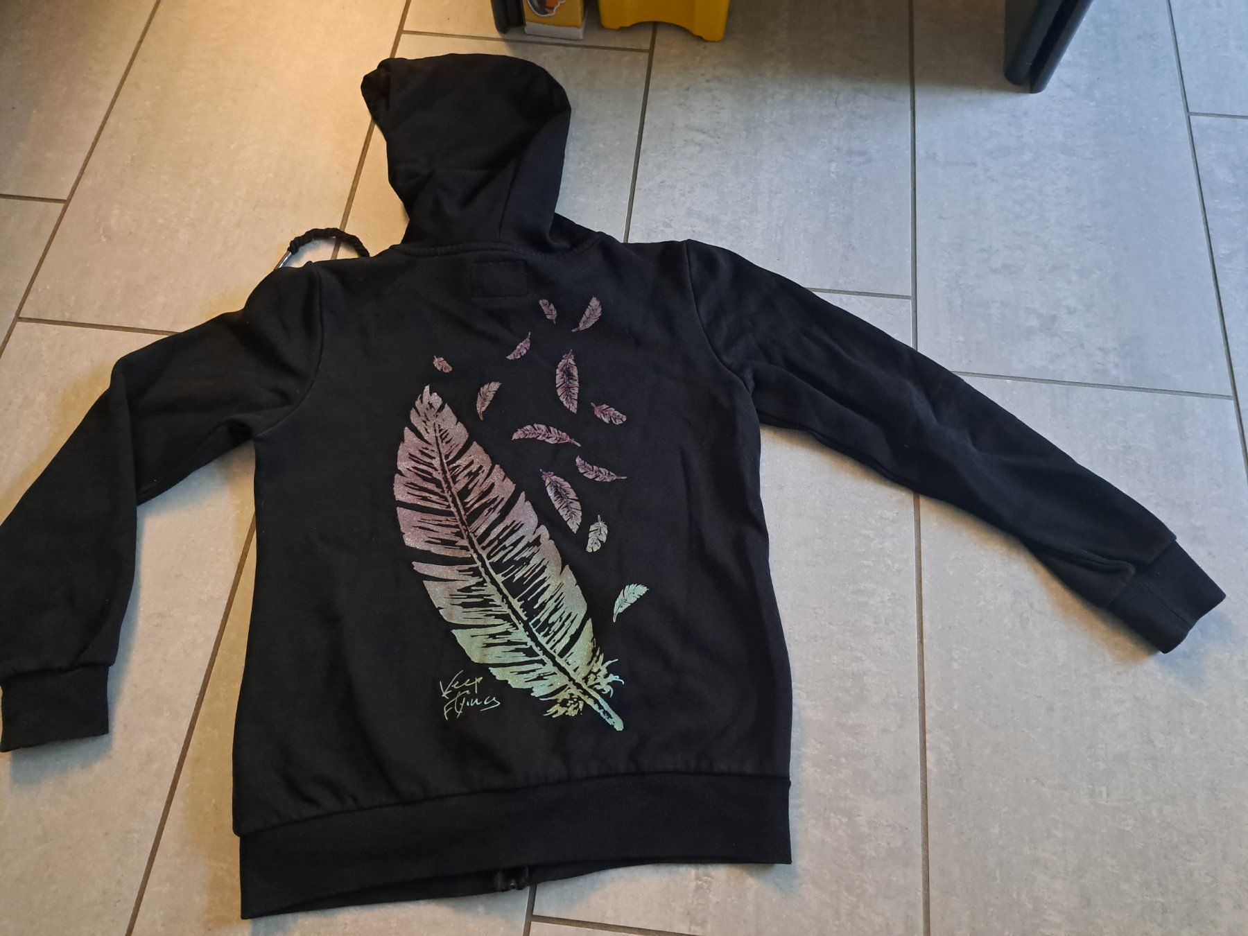 Giacche: Schwarzer Zip Hoodie mit glitzer Federn-Print, Top! – Usato da Killwangen venduto da KIANA08 1