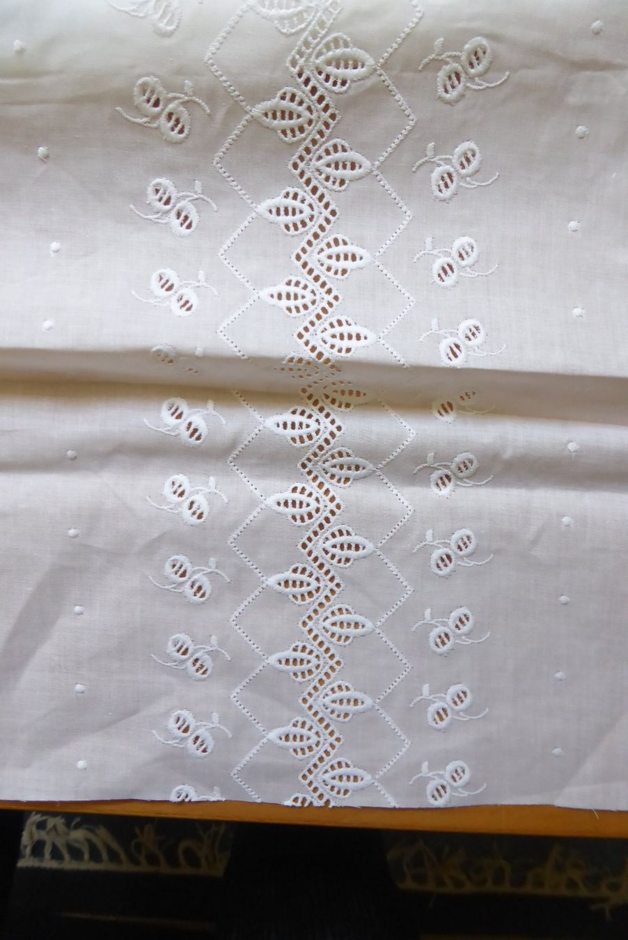 Tessuti: Alte Spitzen weiss 250 cm - Restenpreis Fr. 10.- – Nuovo (secondo la descrizione) da Brunnadern venduto da pinkfaden 1