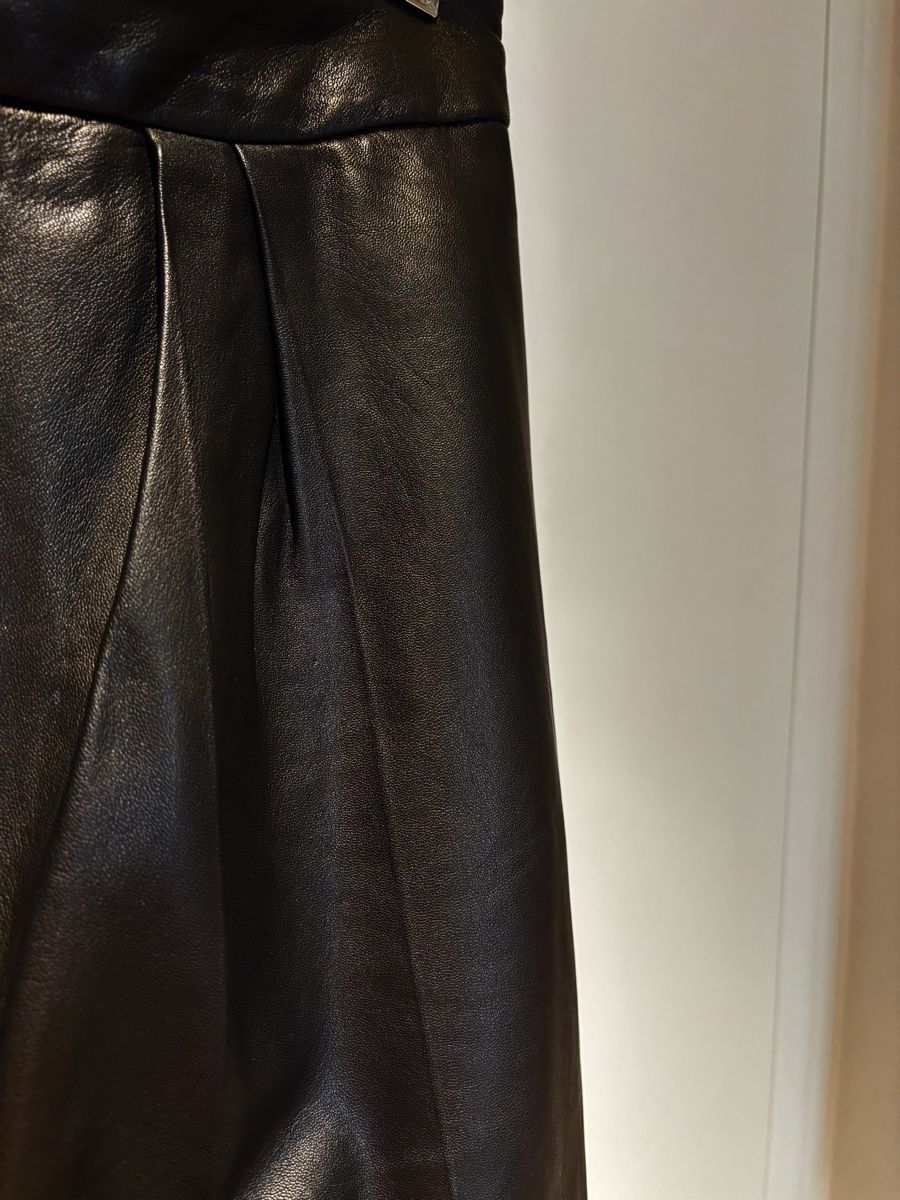 Pantalons: Black lambskin tapered trousers  – Neuf (Voir description) à Bassins par claaretje 3