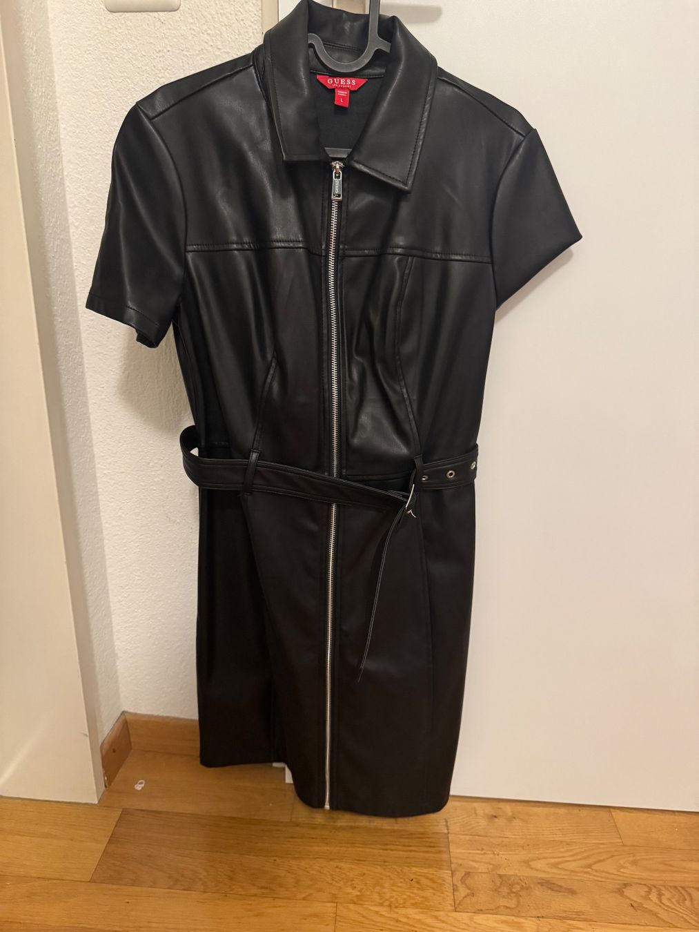 Guess Kleider: Guess Lederkleid Gr. L – Neu (gemäss Beschreibung) aus Pfäffikon SZ von Melanie335