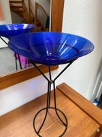 Blaue Glasschale auf Metallständer, 55 cm hoch