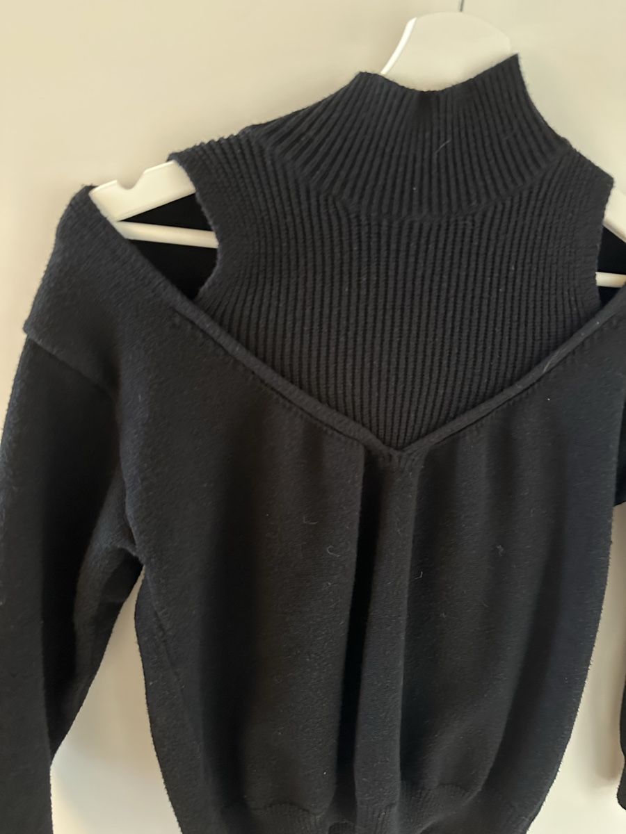 Pullover & Sweatshirts: Schwarzer Damenpullover Grösse S mit Cut-Outs – Gebraucht aus Reinach BL von Alles_muss_weg00 2