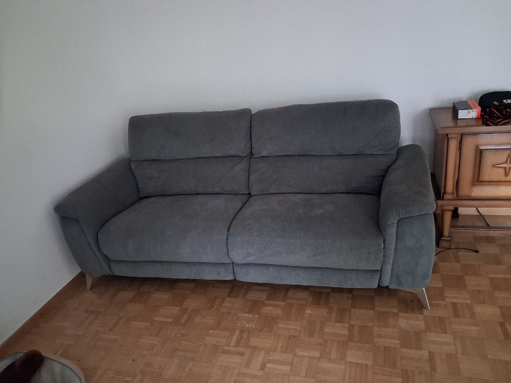 Conforama Sofas: Sofa grau Elektrisch verstellbar – Gebraucht aus Neuhausen am Rheinfall von GoldboX-8 1