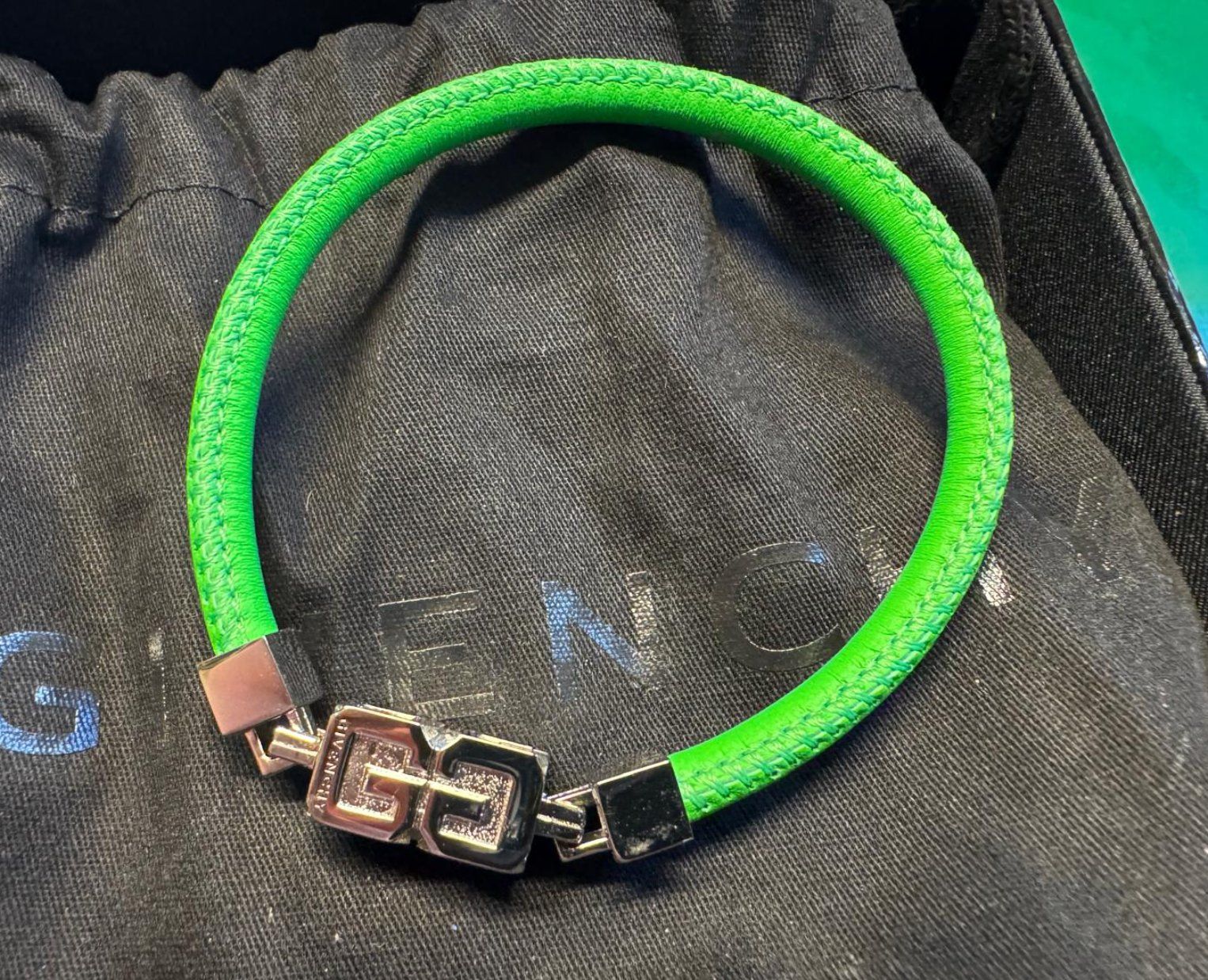 Givenchy Armbänder & -reifen: Givenchy g-cube bracelet vert taille M – Neu und originalverpackt aus Trélex von Arnaudyak 4