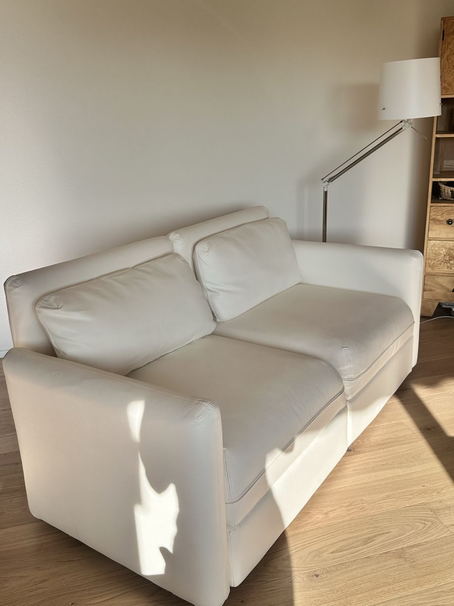 Sofas: Kunstleder Sofa ecru – Gebraucht aus Küssnacht am Rigi von annine.l.
