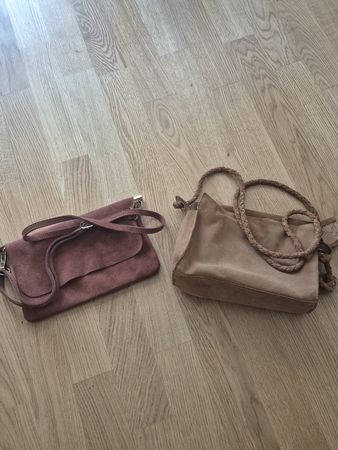 Zwei Wildlederhandtaschen dunkelrosa und beige neuwertig