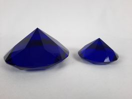 2 blaue Glaskristalle