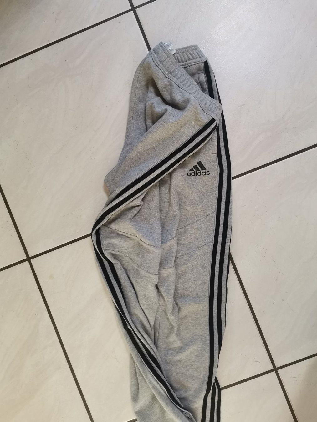 Adidas Pantaloni: Adidas Trainerhose Gr S – Usato da Therwil venduto da JeannysTrendStyle 1