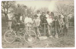 Landwirtschaft/Ackerbau? 1922 mit Spaten