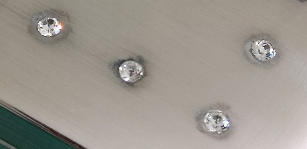 Tutte le decorazioni: Silbernes Döschen aus Metall mit Steinchen- berm. Glas – Usato da Subingen venduto da han_7rg6 3