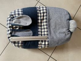 Sitzsack aus Jeansstoff mit Hasenohren und Knopfschwanz