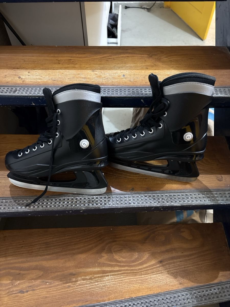 Decathlon Pattini da ghiaccio: Oxelo Eiskunstlaufschuhe, Schwarz, Grösse 41 – Usato da Winterthur venduto da St.Stauffer
