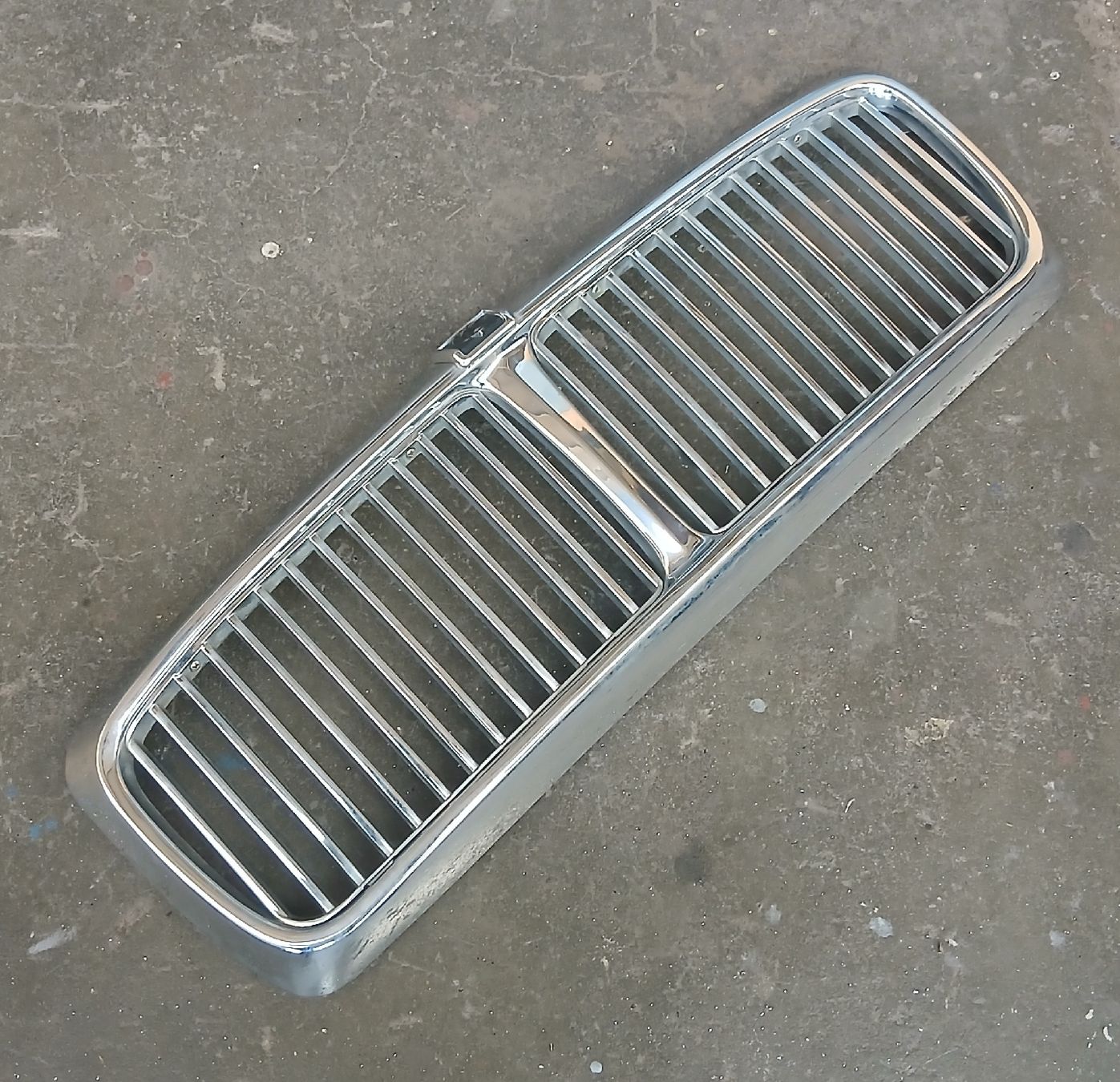 Jaguar Tutti pezzi di ricambio auto: Calandre Jaguar Xj40 – Usato da la heutte venduto da Auto-stock