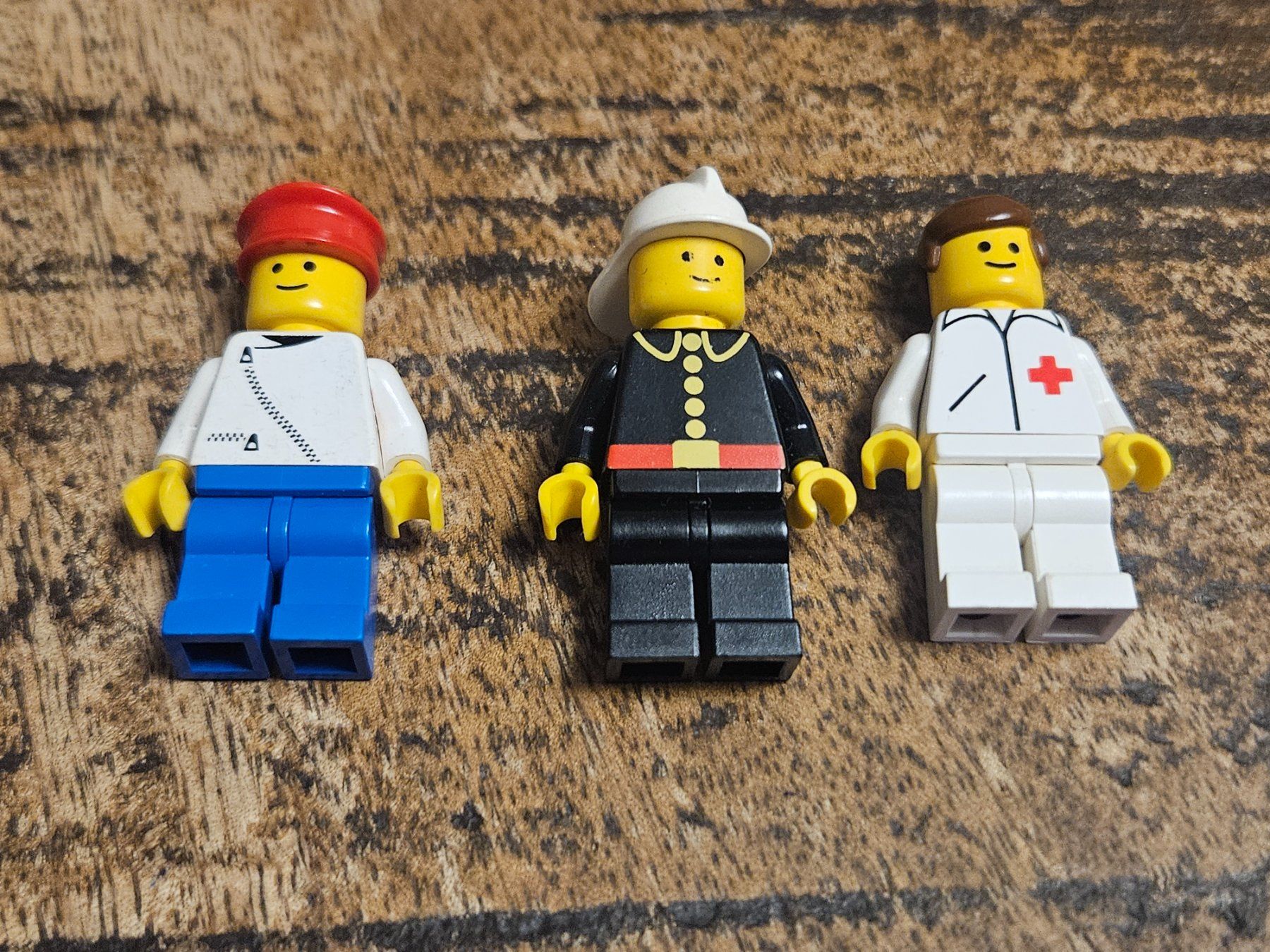 Lego Kit di costruzioni: lego lot de 3 figurines – Usato da Confignon venduto da Ecrofigs