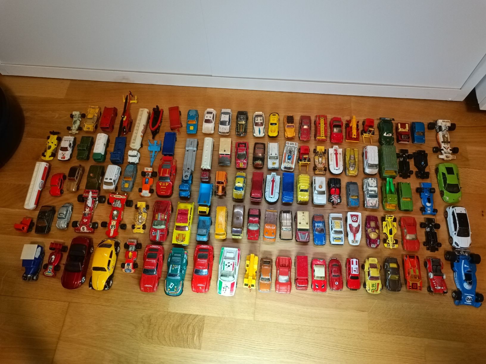 Jouets: spielzeugautos 100stk – Défectueux à Safenwil par mar_tbk5