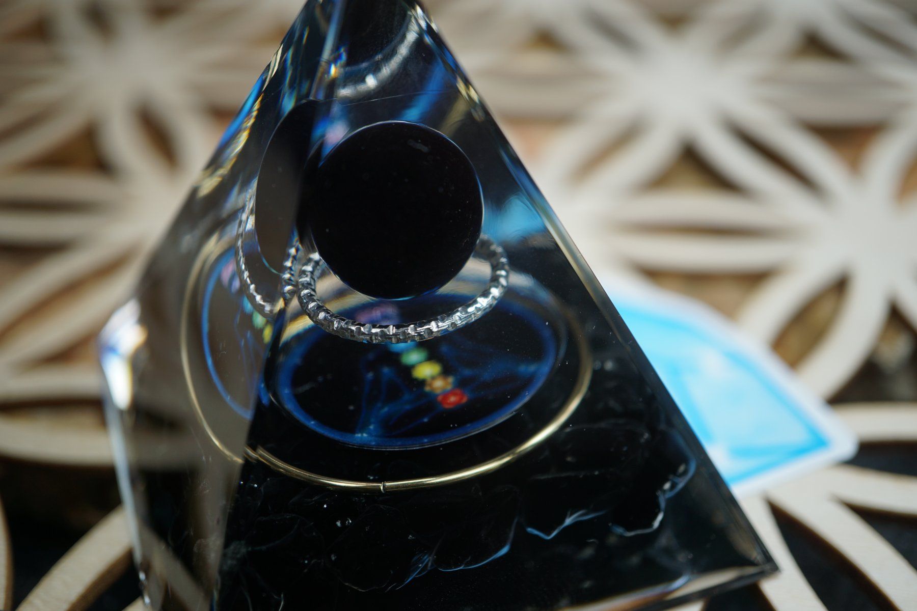Minerali & Pietre curative: Hochwertige Orgonit-Pyramide Obsidian Chakra Emblem – Nuovo e nell'imballaggio originale da Eschenbach SG venduto da topstone 1