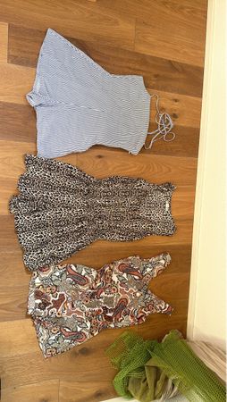Sommerlicher Playsuit mit verschiedenen Mustern