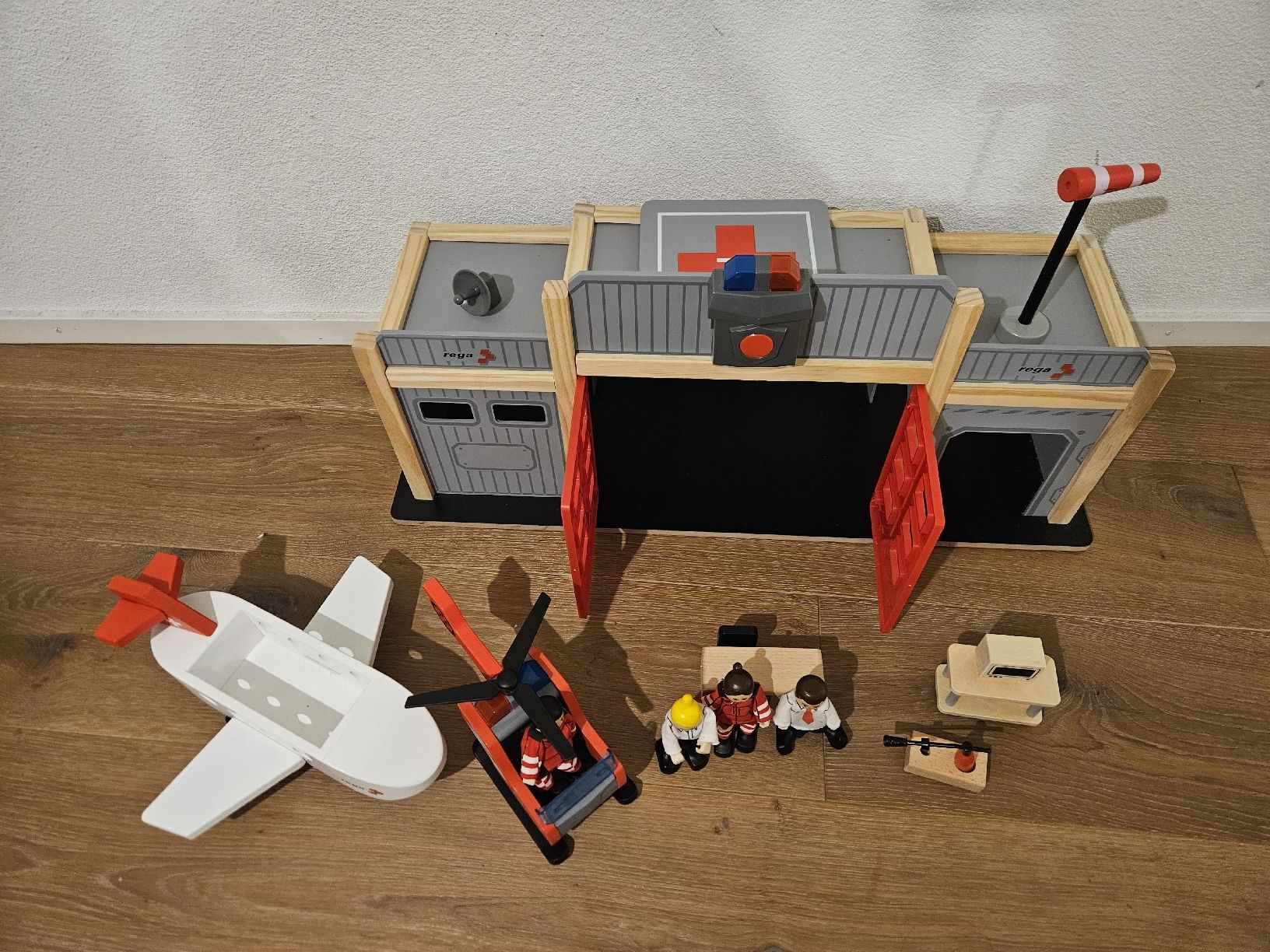 Hape Spielzeuge: Hape Rega Einsatzbasis – Gebraucht aus Horw von Melvin1981 1