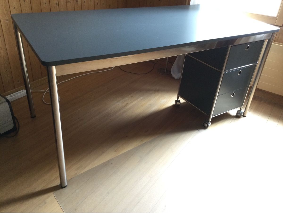 Bureaux: Bürotisch dunkelgrau Metallgestell – D'occasion à Meilen par moritz033 1