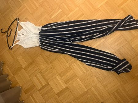 Sommerlicher Streifen-Jumpsuit mit Spitze Gr. S/M