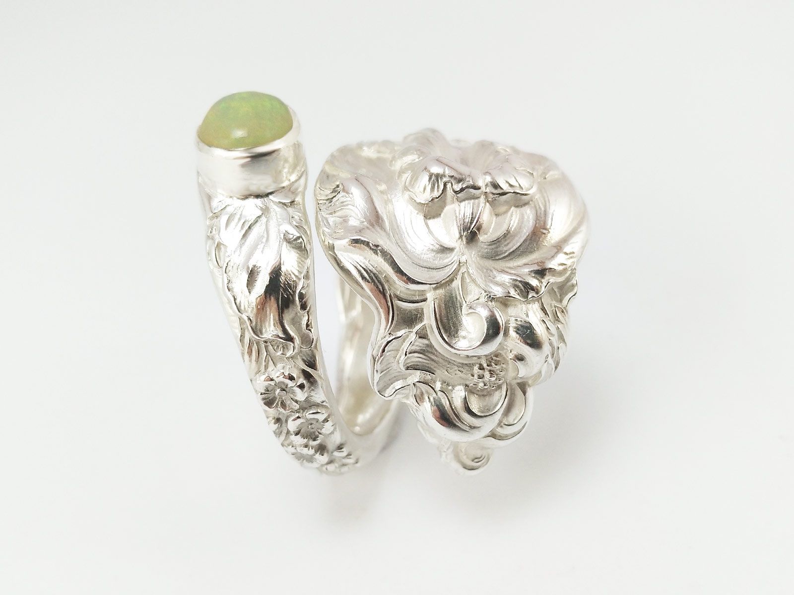 Anelli: Grosser massiver Jugendstil Silberring mit farbenem Opal – Nuovo e nell'imballaggio originale da Meilen venduto da Byrd-bijoux 3