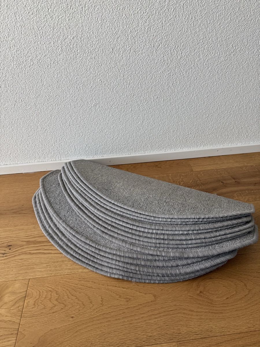 Tappeti: GRATIS ! Treppenstufen Teppich grau – Usato da Bütschwil venduto da adi_2g29