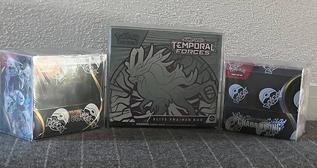 Carte collezionabili: Pitch Black & chaos rising display& TF Etb – Usato da Rheinau venduto da Orcas