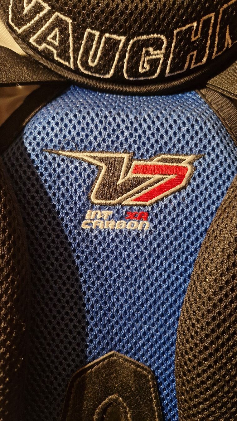 Scarpe, pantaloni & magliette da ginnastica: Goalie Brustpanzer Eishockey Vaughn V7 NEU – Nuovo e nell'imballaggio originale da Laupen BE venduto da Vogilny24 4